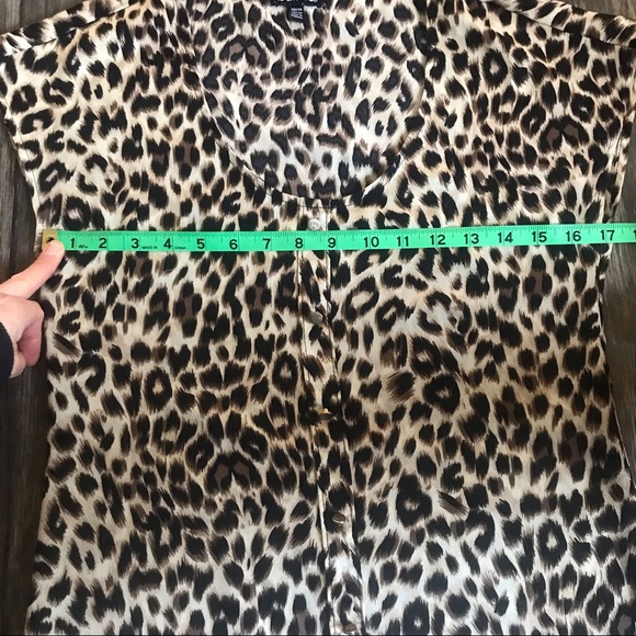 TREND ALERT! 🔥LE CHATEAU Leopard/ Animal Print Short Sleeve Shirt - Picture 5 of 6